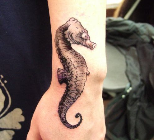 69 Ideas para Tatuajes de Caballitos de mar (+ Significado) 16