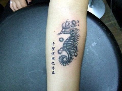 69 Ideas para Tatuajes de Caballitos de mar (+ Significado) 17