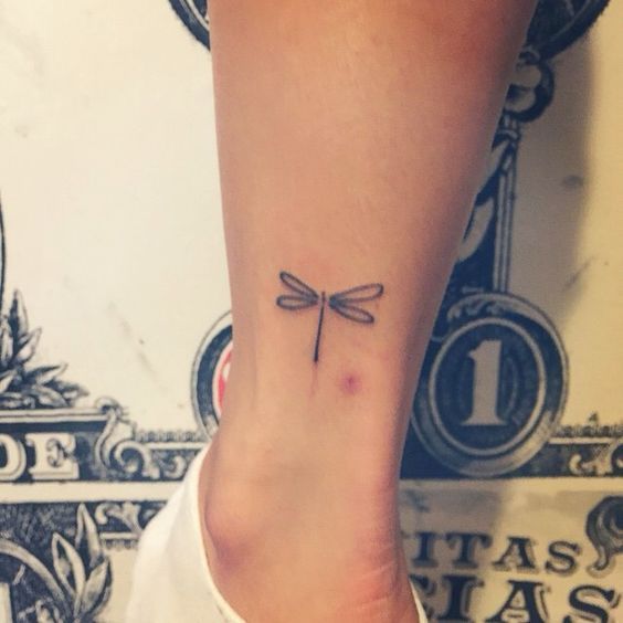 68 Tatuajes de Libélulas con sus Significados 7 68 Tatuajes de Libélulas con sus Significados 7