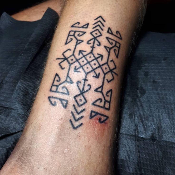 Handpoke: técnica milenaria en la modernidad 56 Handpoke: técnica milenaria en la modernidad 56