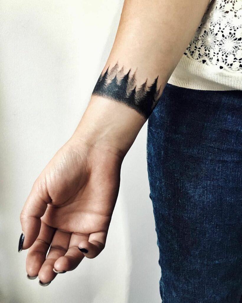 Tatuajes de brazaletes: un accesorio para siempre 26