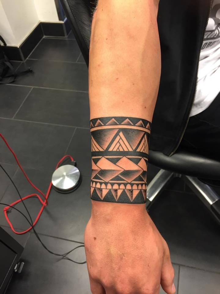 Tatuajes de brazaletes: un accesorio para siempre 52