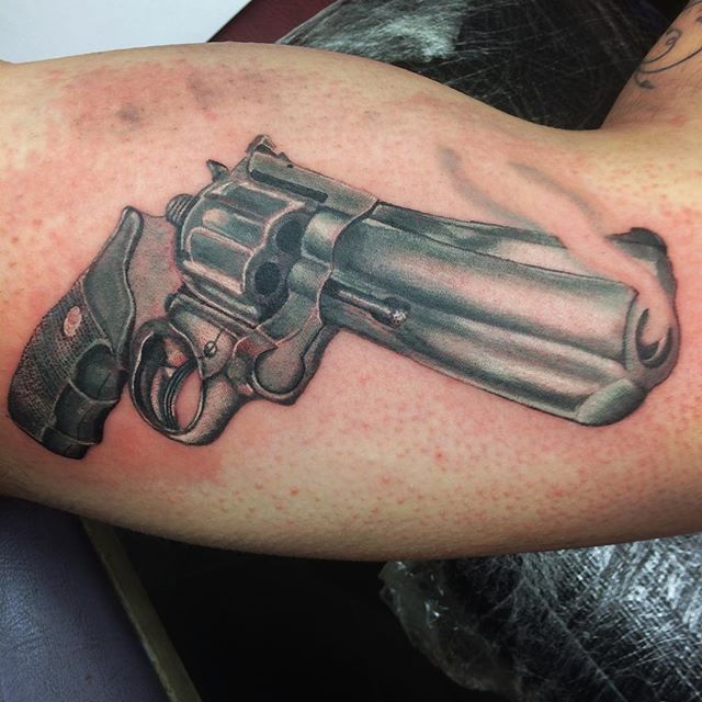 Ideas de Tatuajes de Pistolas: Símbolos de Poder 45 Ideas de Tatuajes de Pistolas: Símbolos de Poder 45