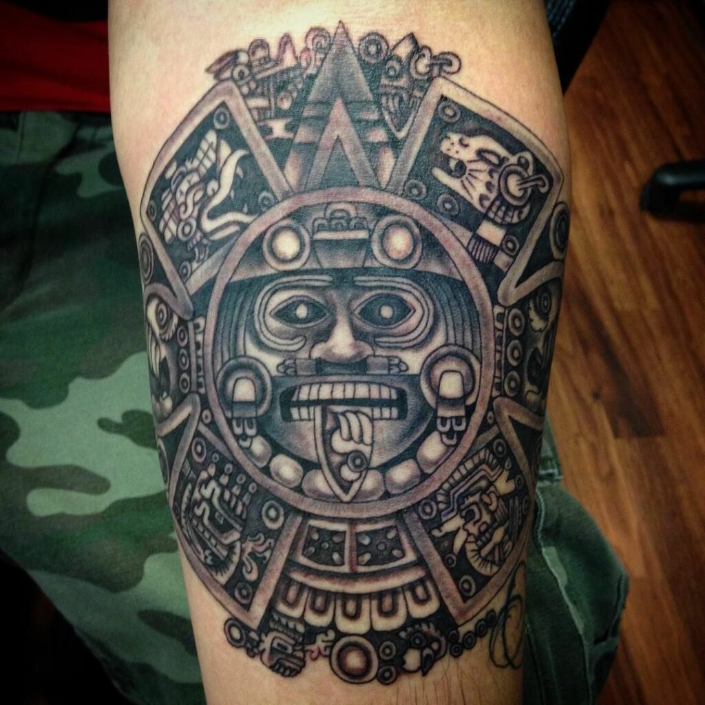 Tatuajes del calendario azteca 17 Tatuajes del calendario azteca 17