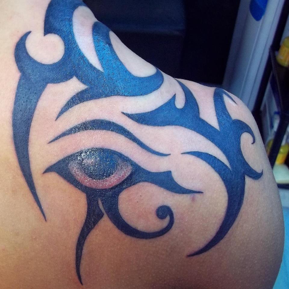 72 Tatuajes del Ojo de Horus: Todo lo ve 29