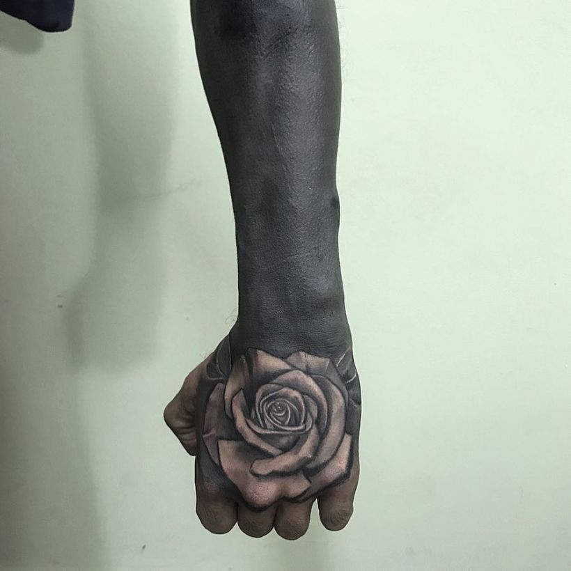 Tatuajes BlackOut: Rellenos en negro sólido 20 Tatuajes BlackOut: Rellenos en negro sólido 20