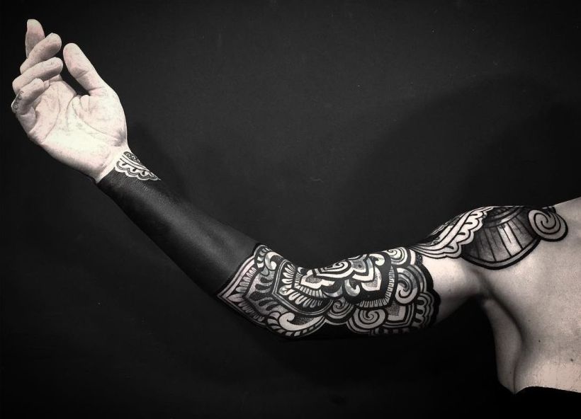 Tatuajes BlackOut: Rellenos en negro sólido 5 Tatuajes BlackOut: Rellenos en negro sólido 5