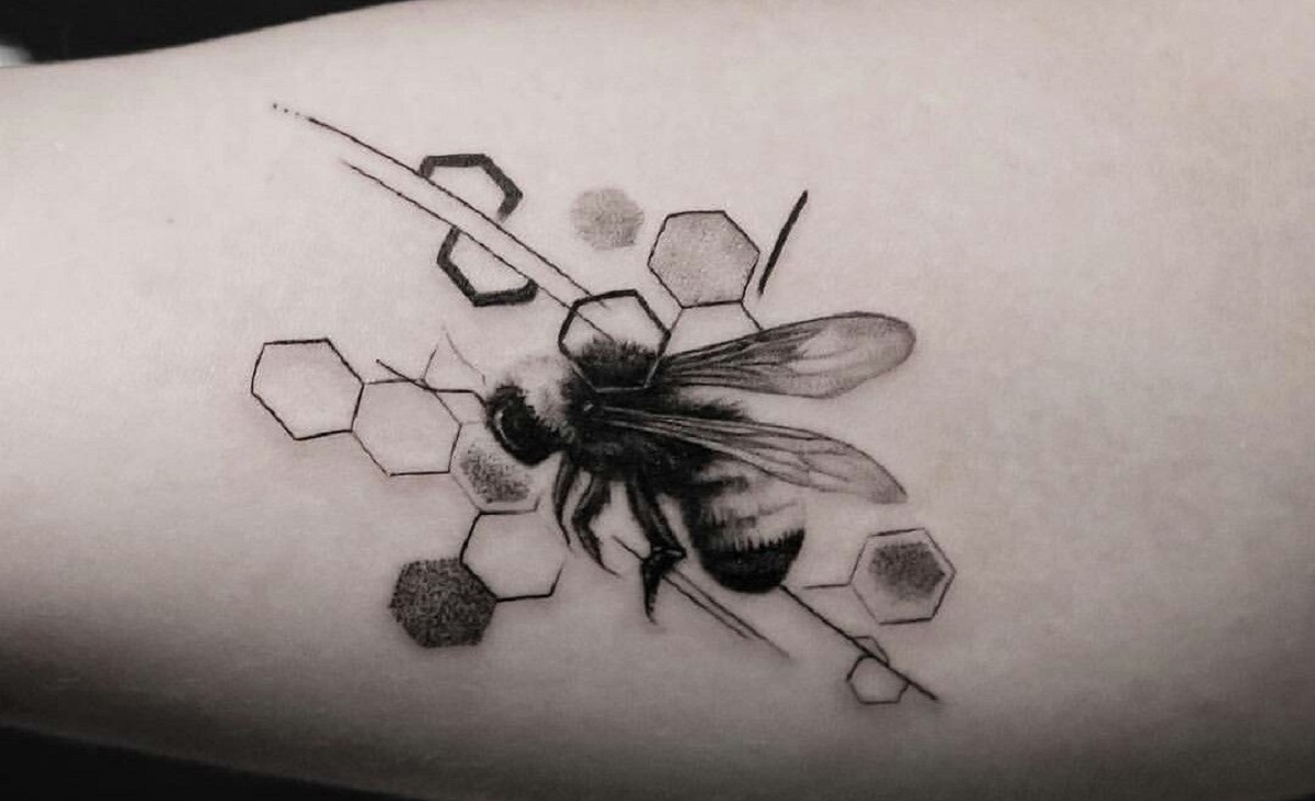 52 Ideas para Tatuajes de Abejas con Significado • 2023