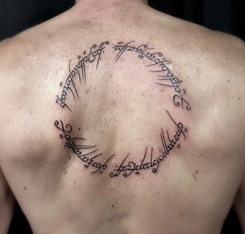 69 Tatuajes del Señor de los anillos: magia en la piel 33 69 Tatuajes del Señor de los anillos: magia en la piel 33