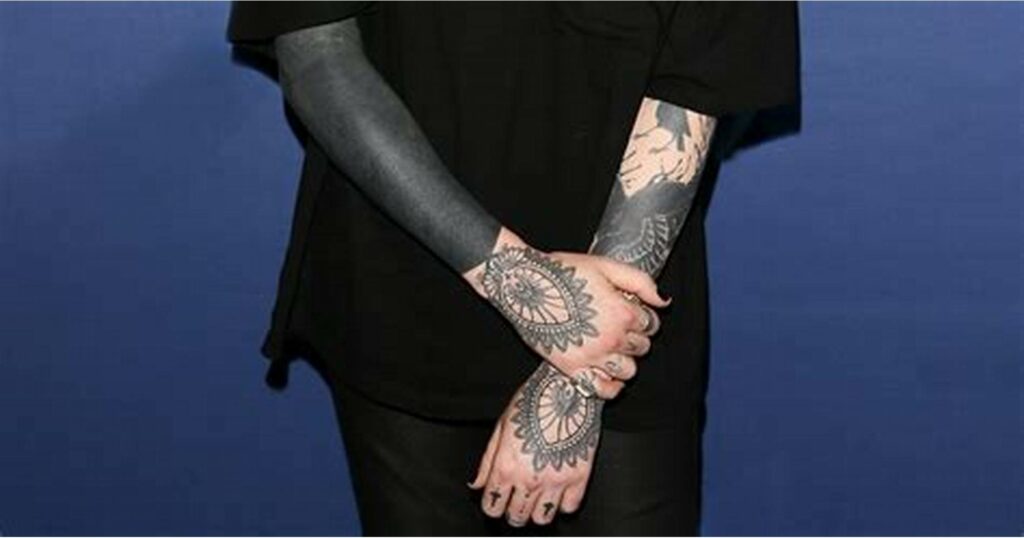 Tatuajes blackout: el negro impactante 16 Tatuajes blackout: el negro impactante 16