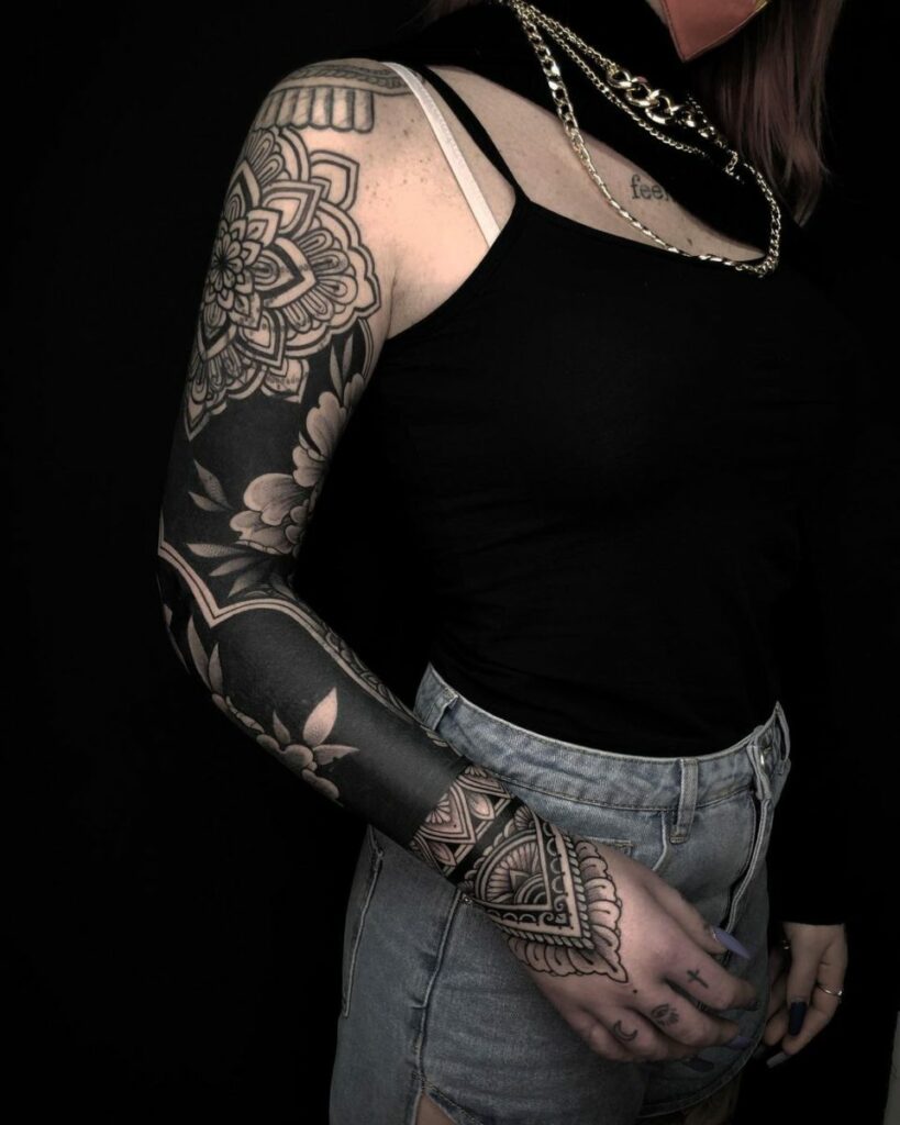 Tatuajes blackout: el negro impactante 19