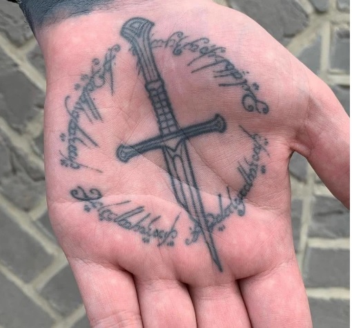 69 Tatuajes del Señor de los anillos: magia en la piel 36 69 Tatuajes del Señor de los anillos: magia en la piel 36
