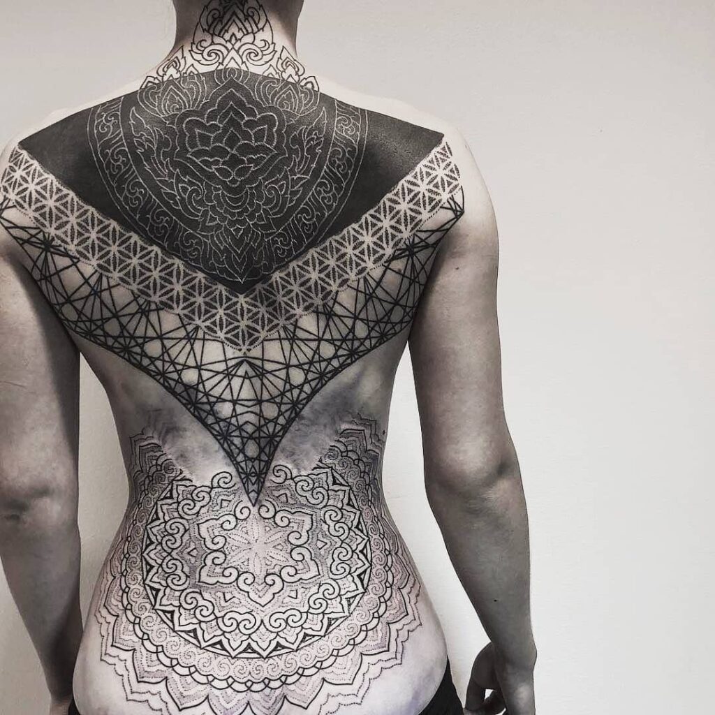 Tatuajes blackout: el negro impactante 28 Tatuajes blackout: el negro impactante 28