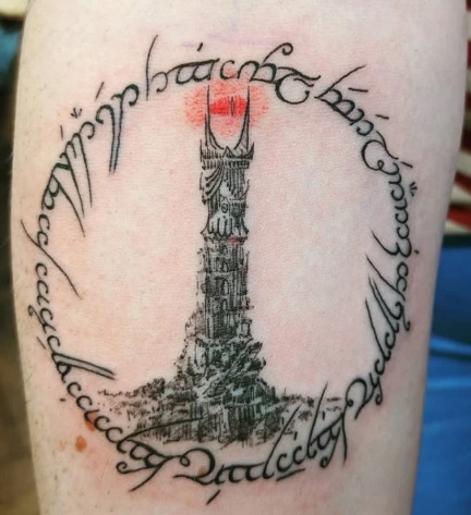 69 Tatuajes del Señor de los anillos: magia en la piel 30 69 Tatuajes del Señor de los anillos: magia en la piel 30