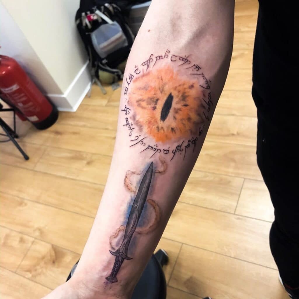 69 Tatuajes del Señor de los anillos: magia en la piel 57 69 Tatuajes del Señor de los anillos: magia en la piel 57