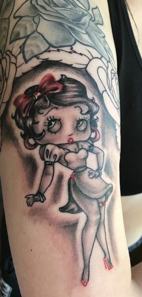 Tatuajes Pin Up: Colgados en la piel 24 Tatuajes Pin Up: Colgados en la piel 24