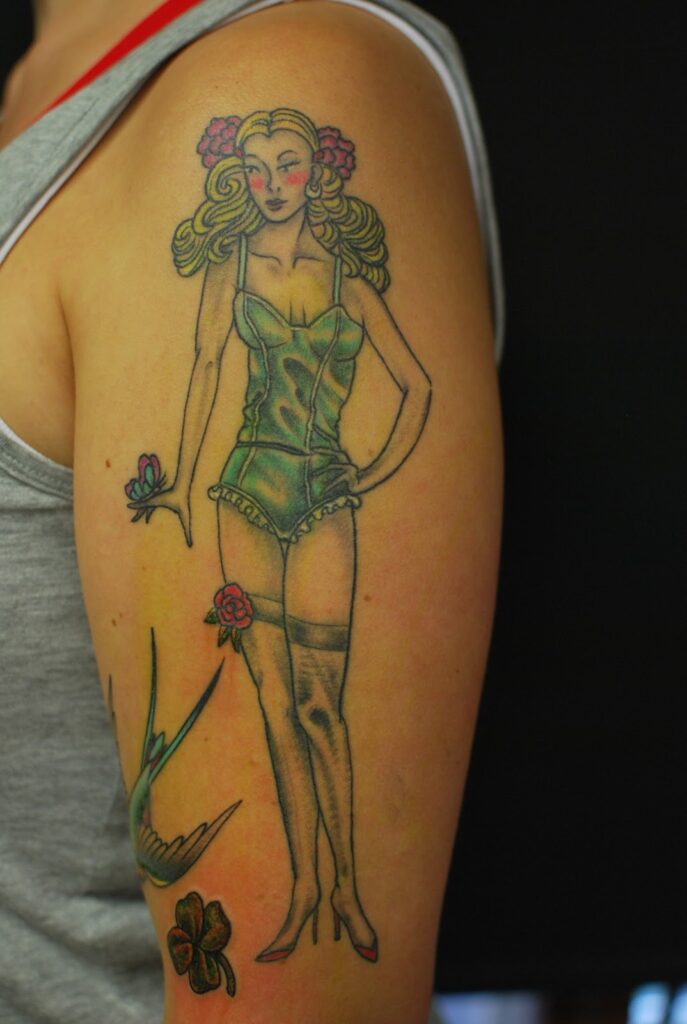 Tatuajes Pin Up: Colgados en la piel 40 Tatuajes Pin Up: Colgados en la piel 40