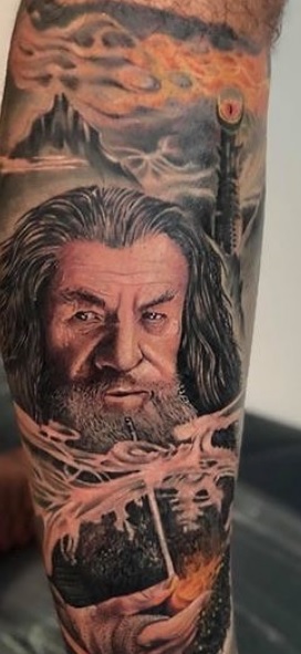 69 Tatuajes del Señor de los anillos: magia en la piel 24 69 Tatuajes del Señor de los anillos: magia en la piel 24