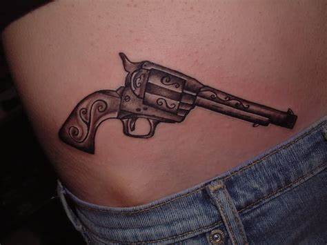 Ideas de Tatuajes de Pistolas: Símbolos de Poder 10