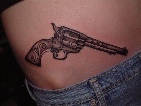 Ideas de Tatuajes de Pistolas: Símbolos de Poder 10 Ideas de Tatuajes de Pistolas: Símbolos de Poder 10
