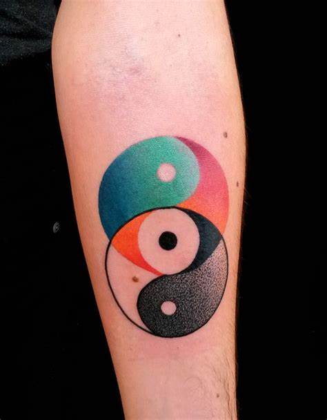 Tatuajes del Yin Yang: el equilibrio entre el bien y el mal 104