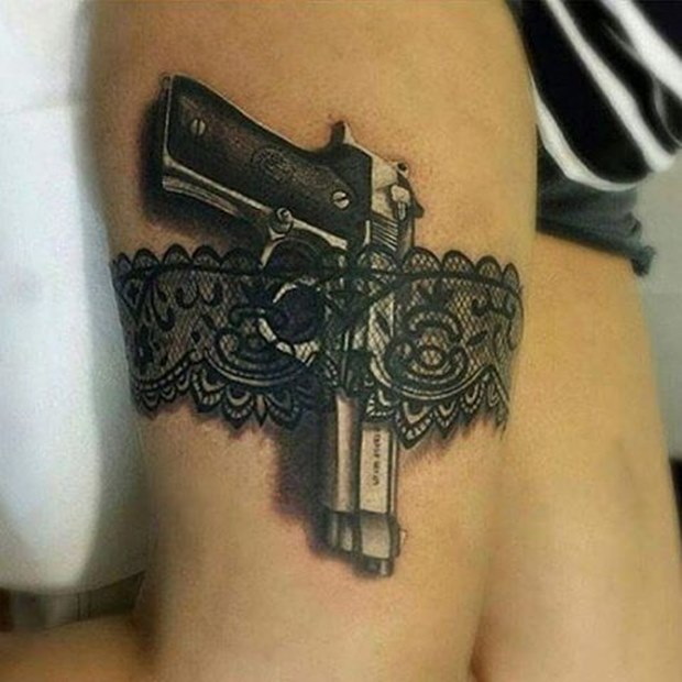 Ideas de Tatuajes de Pistolas: Símbolos de Poder 11