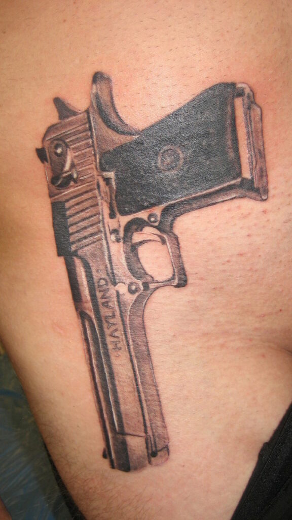 Ideas de Tatuajes de Pistolas: Símbolos de Poder 12