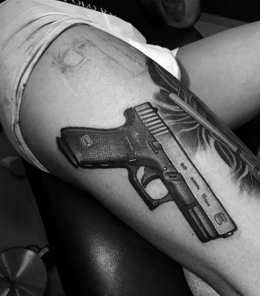 Ideas de Tatuajes de Pistolas: Símbolos de Poder 15