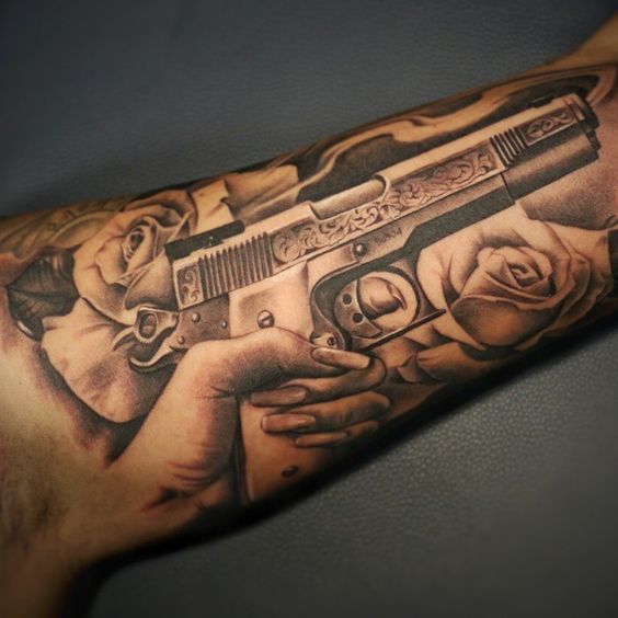 Ideas de Tatuajes de Pistolas: Símbolos de Poder 17