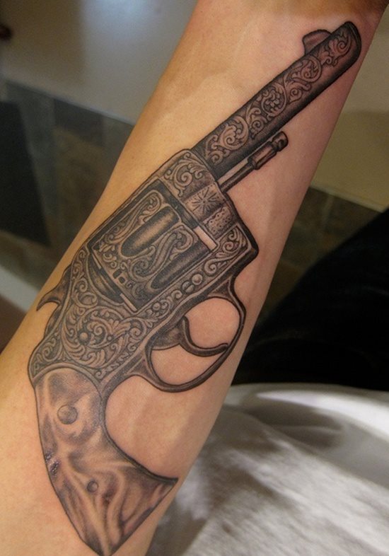 Ideas de Tatuajes de Pistolas: Símbolos de Poder 23