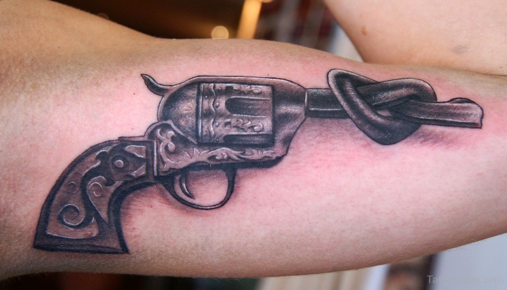 Ideas de Tatuajes de Pistolas: Símbolos de Poder 24