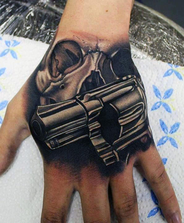 Ideas de Tatuajes de Pistolas: Símbolos de Poder 25