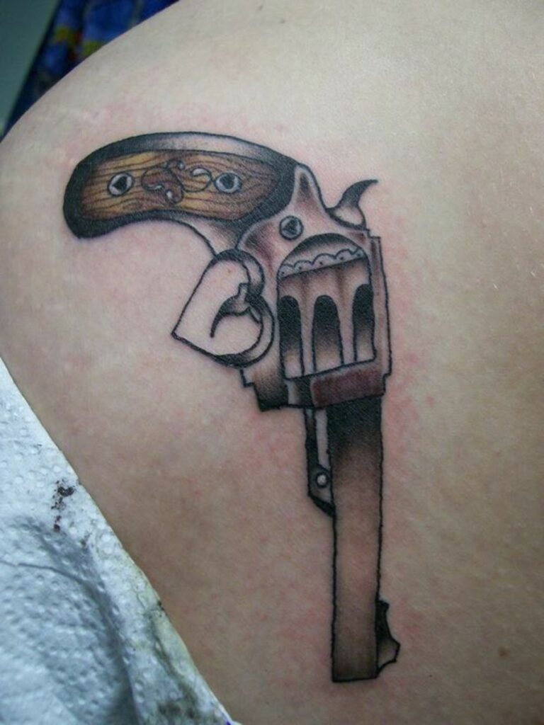 Ideas de Tatuajes de Pistolas: Símbolos de Poder 26