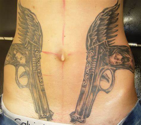 Ideas de Tatuajes de Pistolas: Símbolos de Poder 27