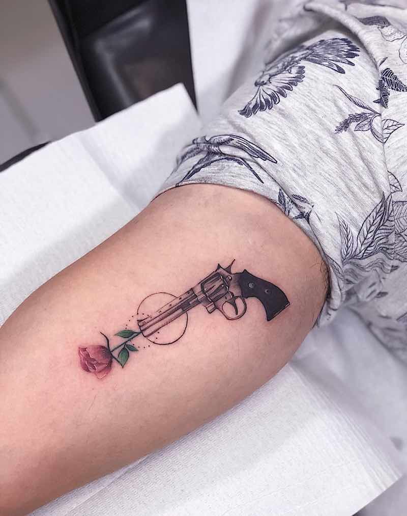 Ideas de Tatuajes de Pistolas: Símbolos de Poder 28