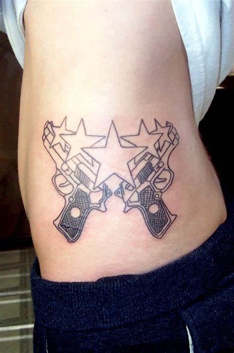 Ideas de Tatuajes de Pistolas: Símbolos de Poder 29 Ideas de Tatuajes de Pistolas: Símbolos de Poder 29