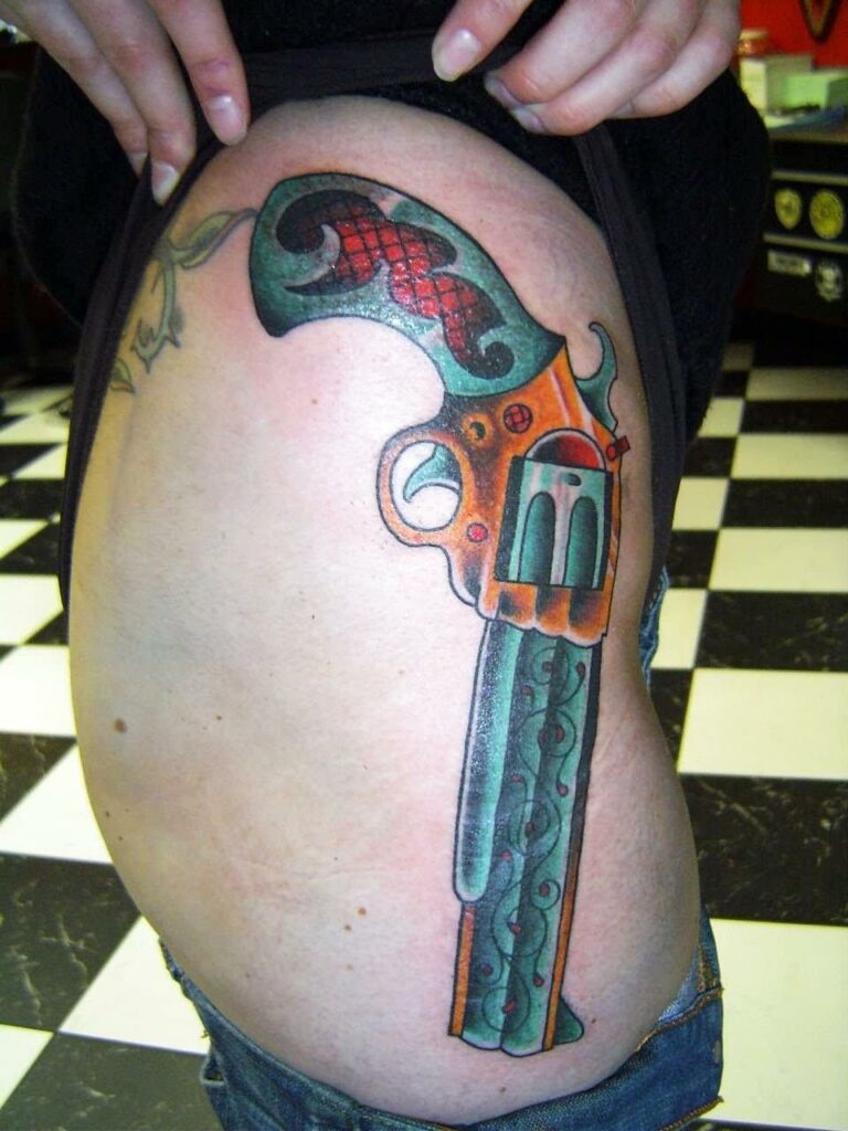 Ideas de Tatuajes de Pistolas: Símbolos de Poder 31