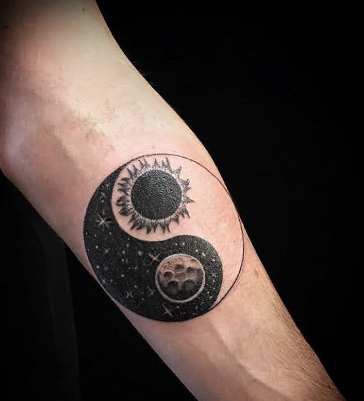 Tatuajes del Yin Yang: el equilibrio entre el bien y el mal 35