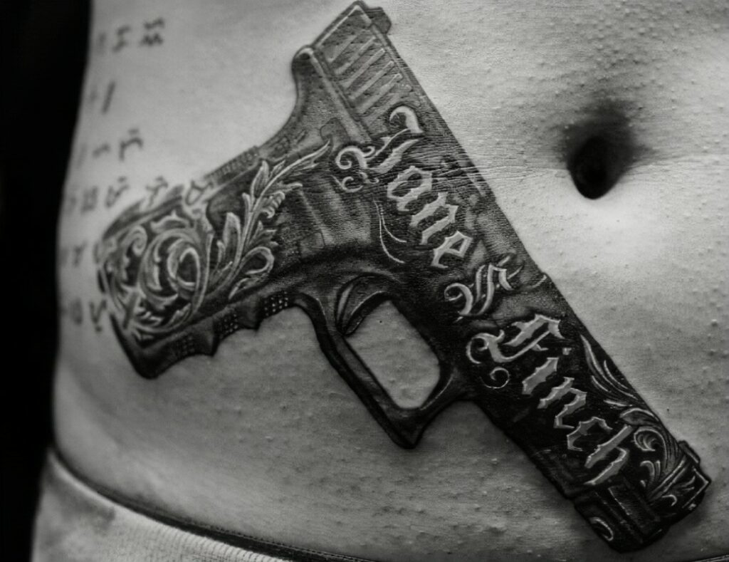 Ideas de Tatuajes de Pistolas: Símbolos de Poder 32 Ideas de Tatuajes de Pistolas: Símbolos de Poder 32