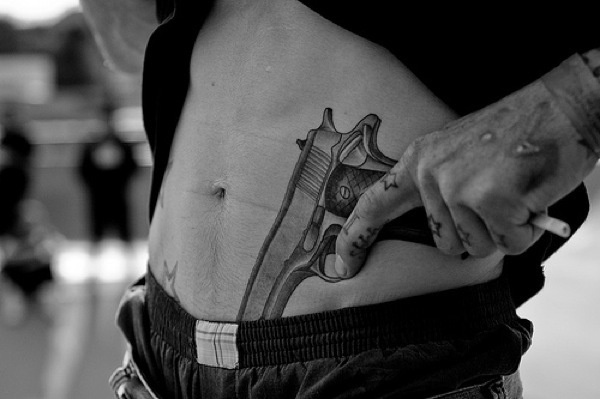 Ideas de Tatuajes de Pistolas: Símbolos de Poder 34