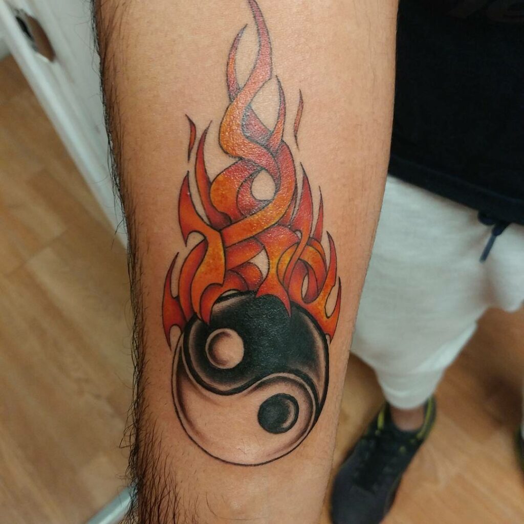 Tatuajes del Yin Yang: el equilibrio entre el bien y el mal 38