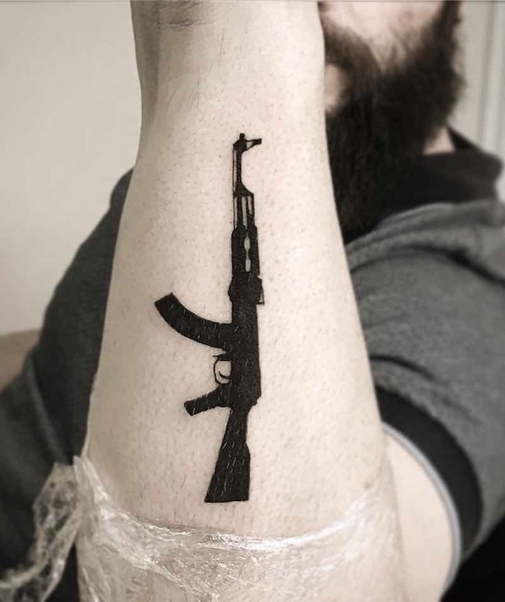 Ideas de Tatuajes de Pistolas: Símbolos de Poder 36