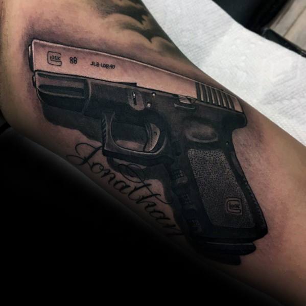 Ideas de Tatuajes de Pistolas: Símbolos de Poder 37