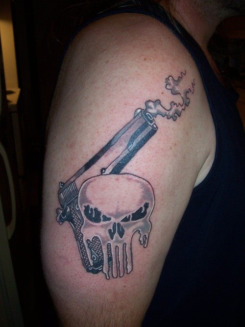 Ideas de Tatuajes de Pistolas: Símbolos de Poder 38 Ideas de Tatuajes de Pistolas: Símbolos de Poder 38