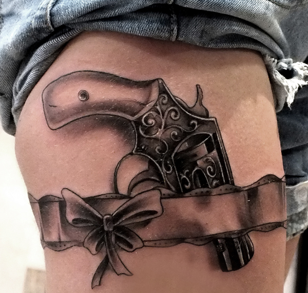 Ideas de Tatuajes de Pistolas: Símbolos de Poder 39 Ideas de Tatuajes de Pistolas: Símbolos de Poder 39