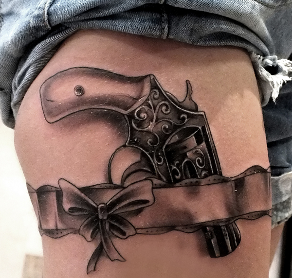 Ideas de Tatuajes de Pistolas: Símbolos de Poder 39