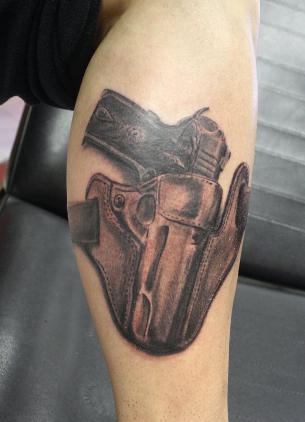 Ideas de Tatuajes de Pistolas: Símbolos de Poder 42