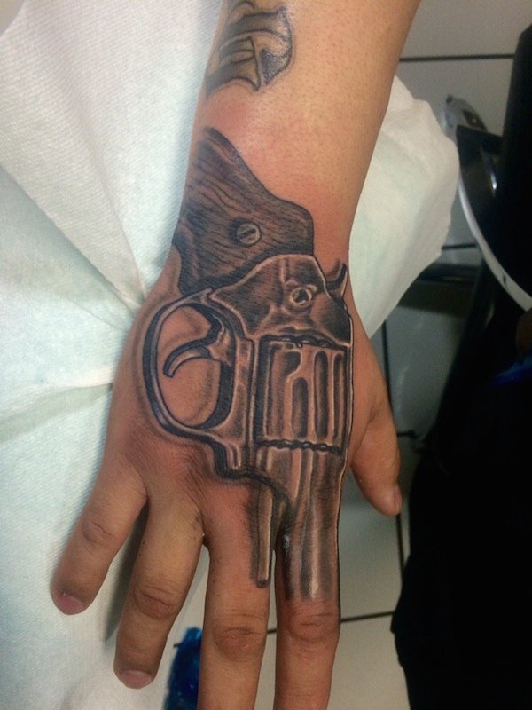 Ideas de Tatuajes de Pistolas: Símbolos de Poder 44 Ideas de Tatuajes de Pistolas: Símbolos de Poder 44