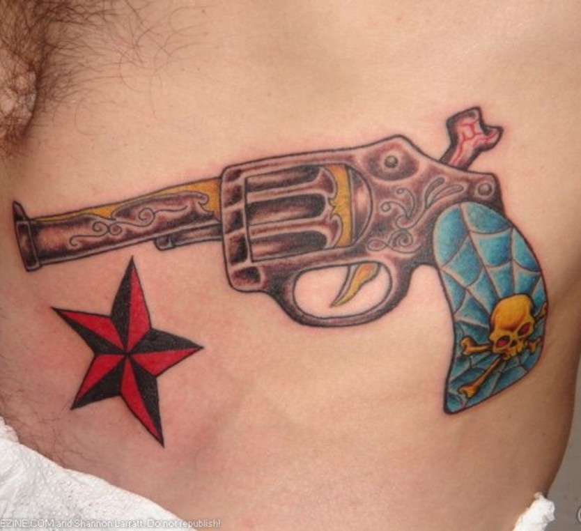 Ideas de Tatuajes de Pistolas: Símbolos de Poder 47