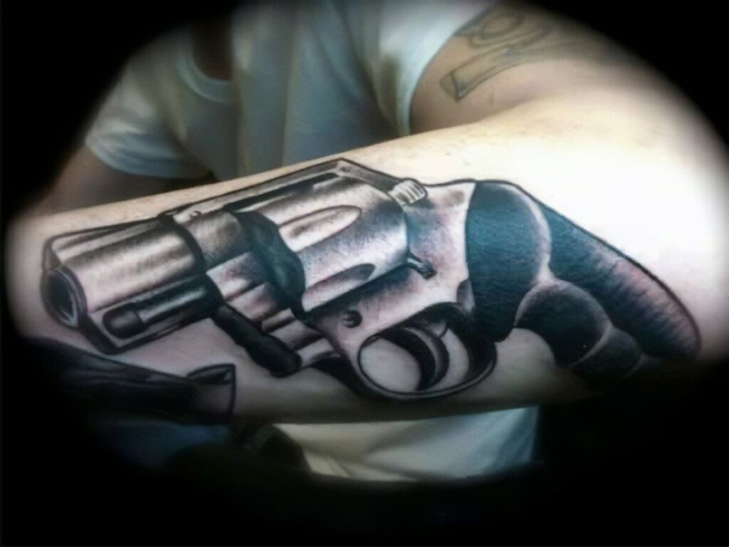 Ideas de Tatuajes de Pistolas: Símbolos de Poder 48